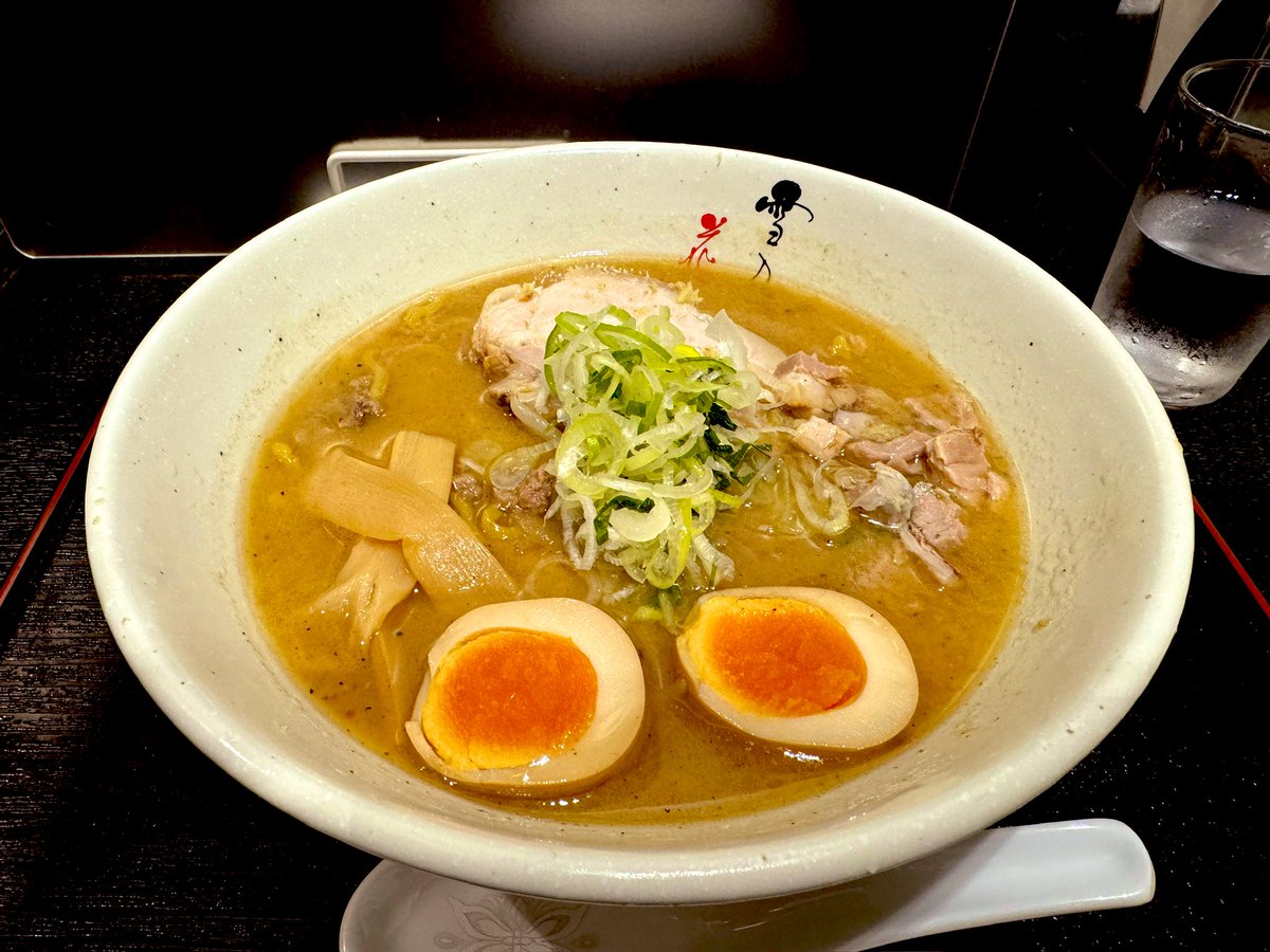 RoyalflashW's tweet photo. 【麺屋 雪月花】　@新宿タカシマヤ

◎初夏の大北海道展◎
◽️味噌らーめん
◽️味付け卵

スープ表面のラードの油膜で最後まで冷めず、
黄色い中太の縮れ麺でコシがあり
味噌の旨味を感じられる純すみ系でした。

とても美味しかったです！
ご馳走様でした！

#新宿
#タカシマヤ
#らーめん
#雪月花 https://t.co/6YIywNFDsi