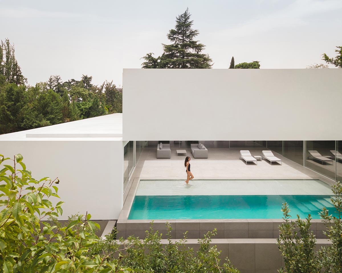 Fran Silvestre Arquitectos @FranSilvestreAr completes Compluvium House that references to ancient Roman domus: worldarchitecture.org/architecture-n… #architecture #madrid
