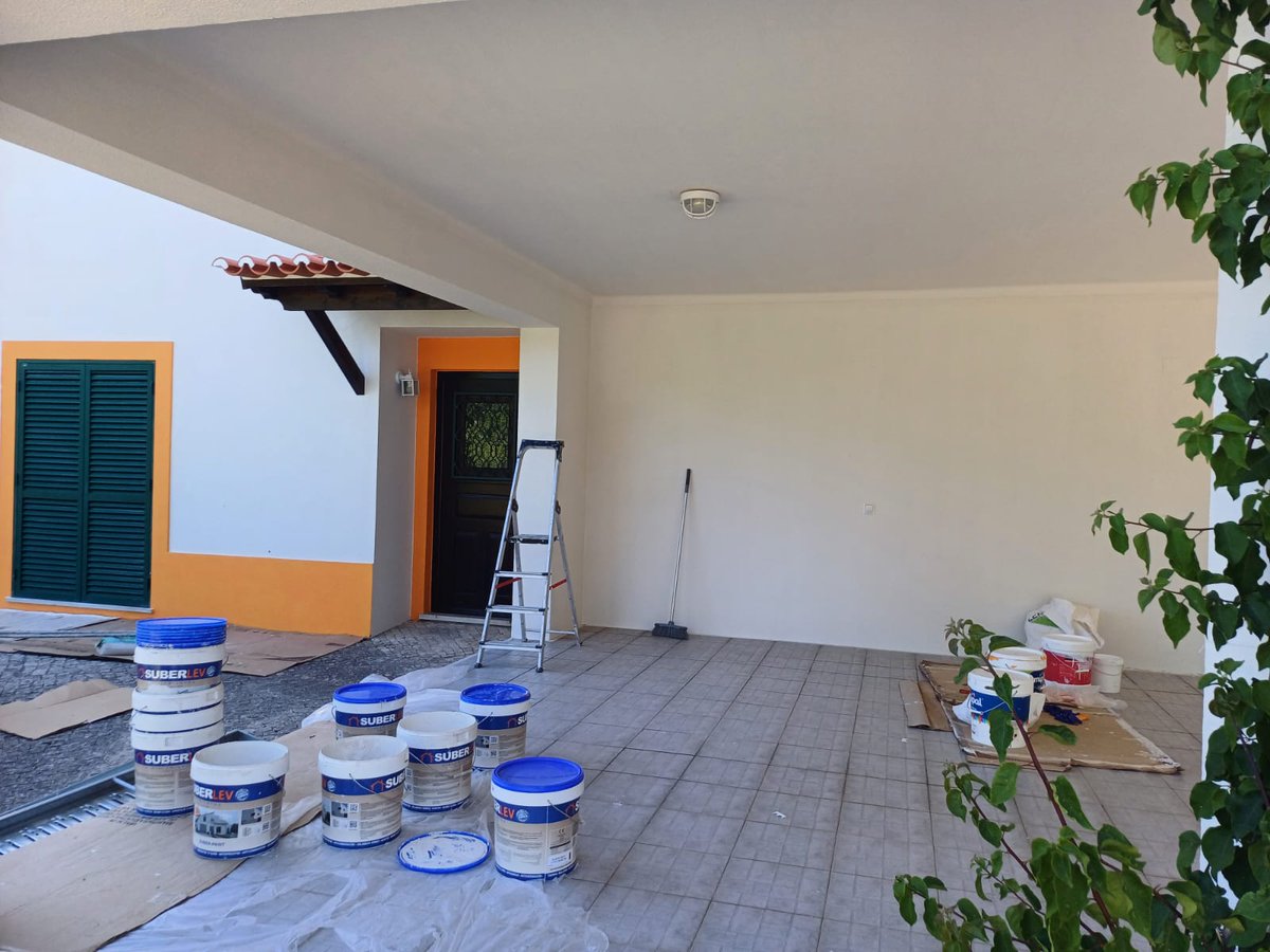 suberlev's tweet photo. ¡Impresionante obra en Portugal, gracias a Recom! 🇵🇹✨ Nuestra pintura Suberpaint, con corcho natural, es ideal para fachadas y cubiertas. Ofrece ahorro energético y protección contra la polución. #EficienciaEnergética #Suberpaint https://t.co/rrIkOxvwYg