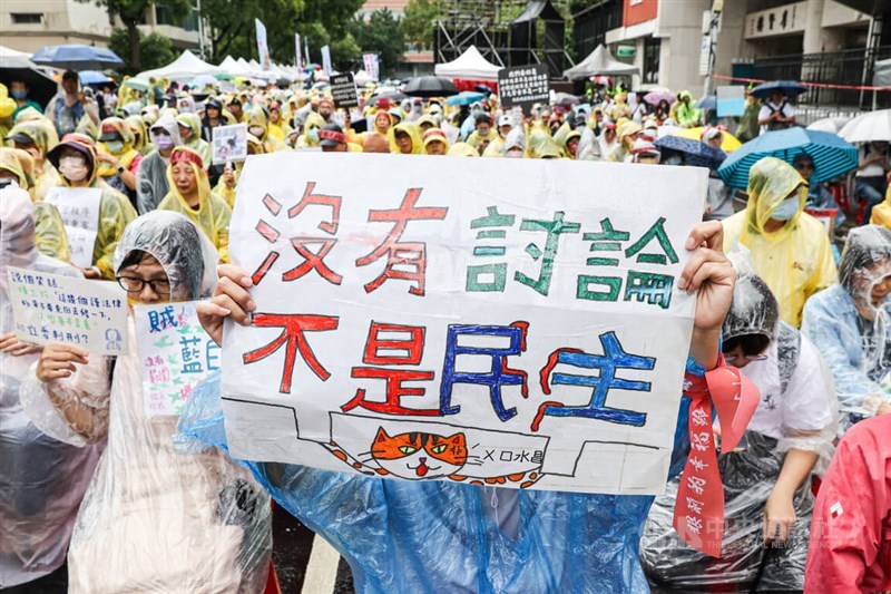 Focus_Taiwan's tweet photo. Hundreds of people gathered outside the Legislative Yuan on Tuesday to protest legislative reform bills crafted by opposition parties that were expected to be passed into law later in the day.
https://t.co/FGJtcBoLnh https://t.co/lvl4TBXvYV