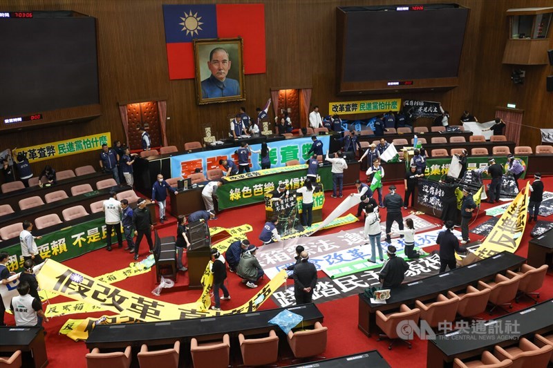 Focus_Taiwan's tweet photo. Hundreds of people gathered outside the Legislative Yuan on Tuesday to protest legislative reform bills crafted by opposition parties that were expected to be passed into law later in the day.
https://t.co/FGJtcBoLnh https://t.co/lvl4TBXvYV