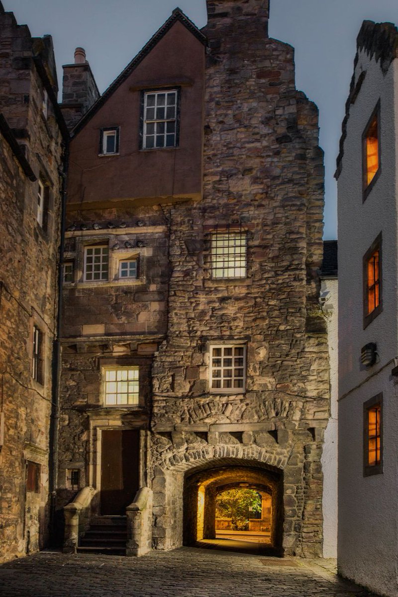 A View of Bakehouse Close captured by Graeme Gainey. Bakehouse Close is one of 80 closes that fall off the Royal Mile and shows the back of Museum of Edinburgh, famous for being Alexander Malcolm’s, Print Shop in Carfax Close in #Outlander. #Edinburgh #ForeverEdinburgh