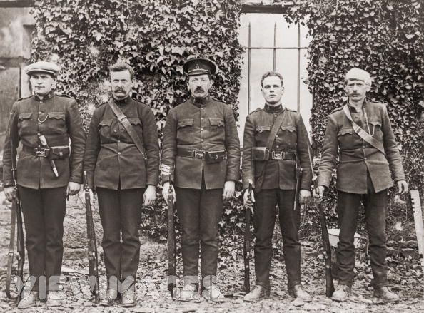 #OnThisDay 1920 The IRA attacked & burned Kilmallock RIC barracks, killing two constables: Kane & Morton. Volunteer Liam Scully was shot in the neck & died soon after. Despite the blaze, the RIC refused to surrender the barracks. Below are the RIC survivors. #Ireland #History