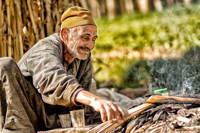 jamaliaat's tweet photo. "أنا لا أعرف حلولا سحرية تجعل العمر أفضل والحياة وردية بلا ابتلاء أو اختبار، ولا أملك مارداً يسرّع المراحل ليذهب السوء ويبقى الخير..
لكنني أعرف الله، وأعرف أن وصلاً معه يجعل العمر كله خير وبركة، وأن معرفته تجعلك أكثر قوة أمام ابتلاءات الحياة واختباراتها" (م)

#جماليات
#صباح_الخير https://t.co/HrtZNCoiR9