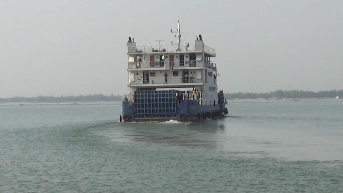 ৩৬ ঘণ্টা পর দৌলতদিয়া-পাটুরিয়া রুটে ফে‌রি চলাচল স্বাভাবিক