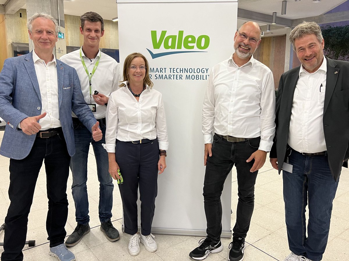 ValeoDE's tweet image. Erstmals nahm Valeo an der Veranstaltungsreihe "#Automotive Technology Leaders Present" der @Uni_Stuttgart teil. Joachim Mathes, CTO der Valeo Brain Division erklärte in seinem Vortrag "Warum ein softwaredefiniertes Fahrzeug kein Smartphone auf Rädern ist". #softwaredefined