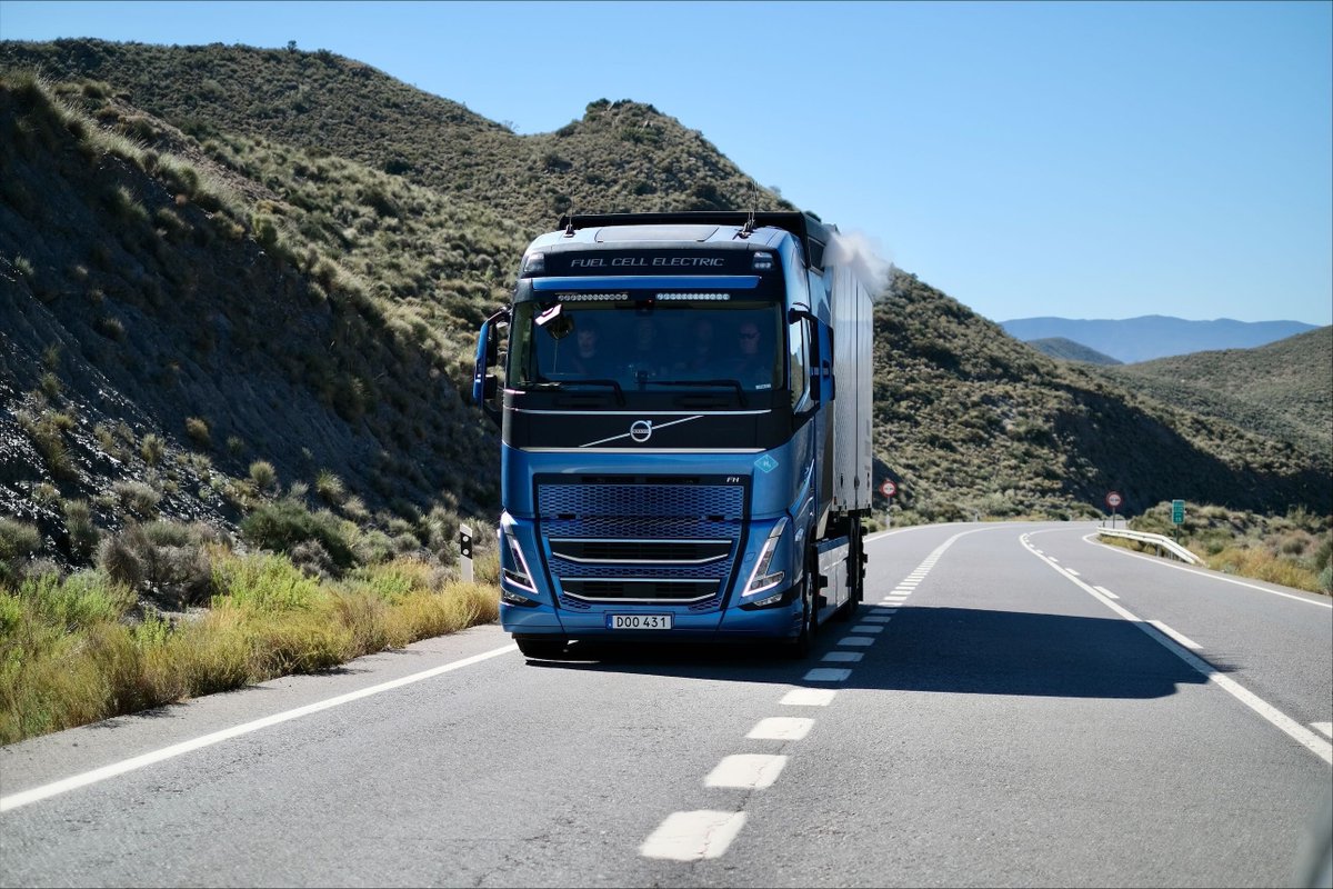 _ArriveAlive's tweet image. Volvo to launch hydrogen-powered trucks  buff.ly/3wG9Z7e

#ArriveAlive #HydrogenTrucks @VolvoTrucks @TruckAndFreight