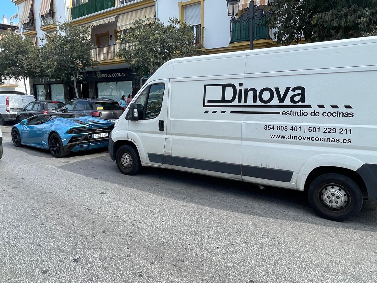 Buenos días, esta furgoneta es de un amigo, se la robaron el jueves pasado en San Pedro de Alcántara (Marbella), por favor hagamos rt para ver si aparece