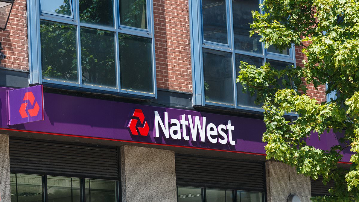 NatWest is DOWN: Banking app crashes for thousands of customers across the UK trib.al/llbY2nD