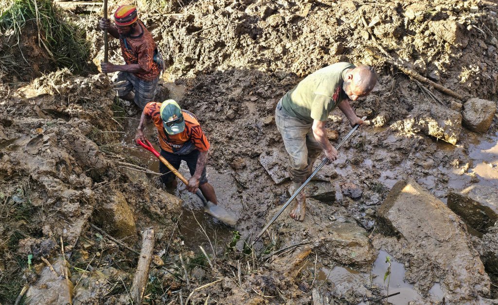 Papua New Guinea Authorities Fear a Second Landslide and Disease Outbreak: MELBOURNE, Australia — Authorities fear a second landslide and a disease outbreak are looming at the scene of Papua New Guinea’s mass-casualty disaster because of water streams… dlvr.it/T7V1lj
