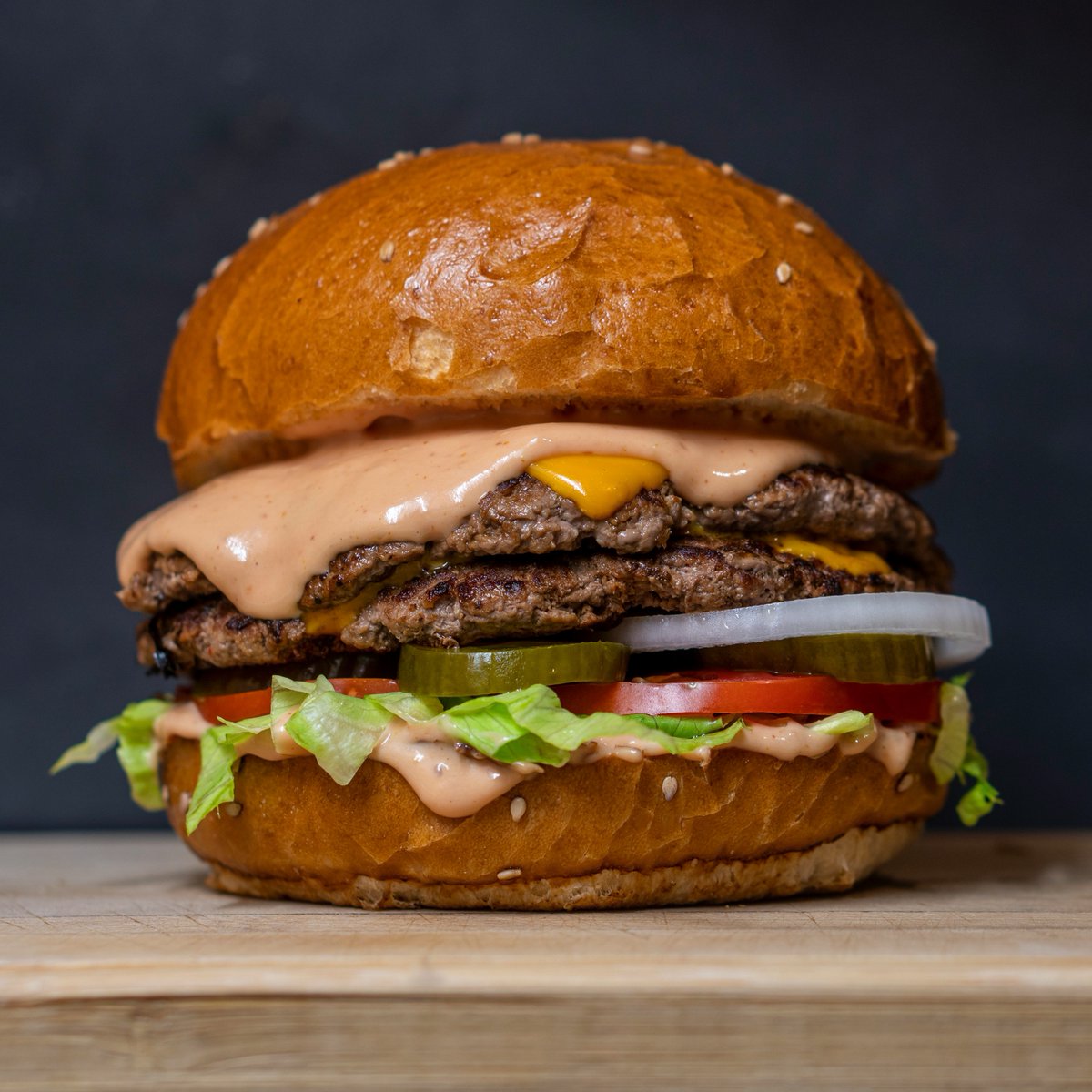 Boxes, trays, napkins, greaseproof paper....
Whatever you need to serve your burgers, we've got it 🍔👍
#internationalburgerday #burgers #takeawaysupplies 
bit.ly/3vMYnil