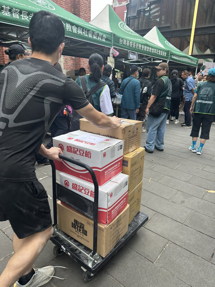 What you might not know about the protest in Taipei.

There are water, snacks and even hot meals provided on the scene, there is up to 700 volunteers to help prep meals and distribute supplies.

All of these are donated by people around Taiwan to support the action .