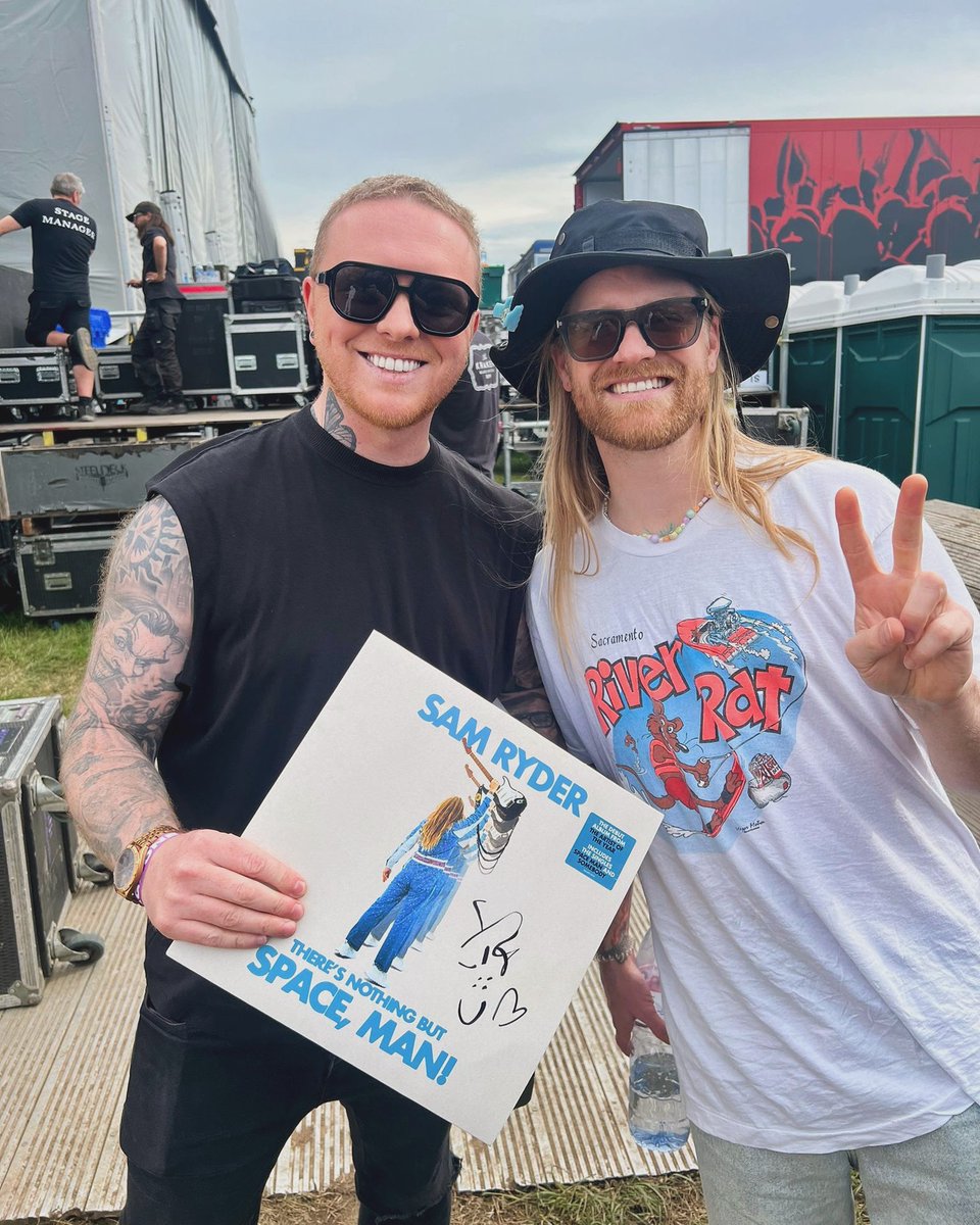 So much love for this man! ❤️ 

@SamRyderMusic great to see you again buddy (I’ve previously created art of him using flying saucers sherbets) and cheers for signing my vinyl! 🎸 

📍 #inittogetherfestival 

#SamRyder #inittogetherfestival #wales #margam #backstage #art