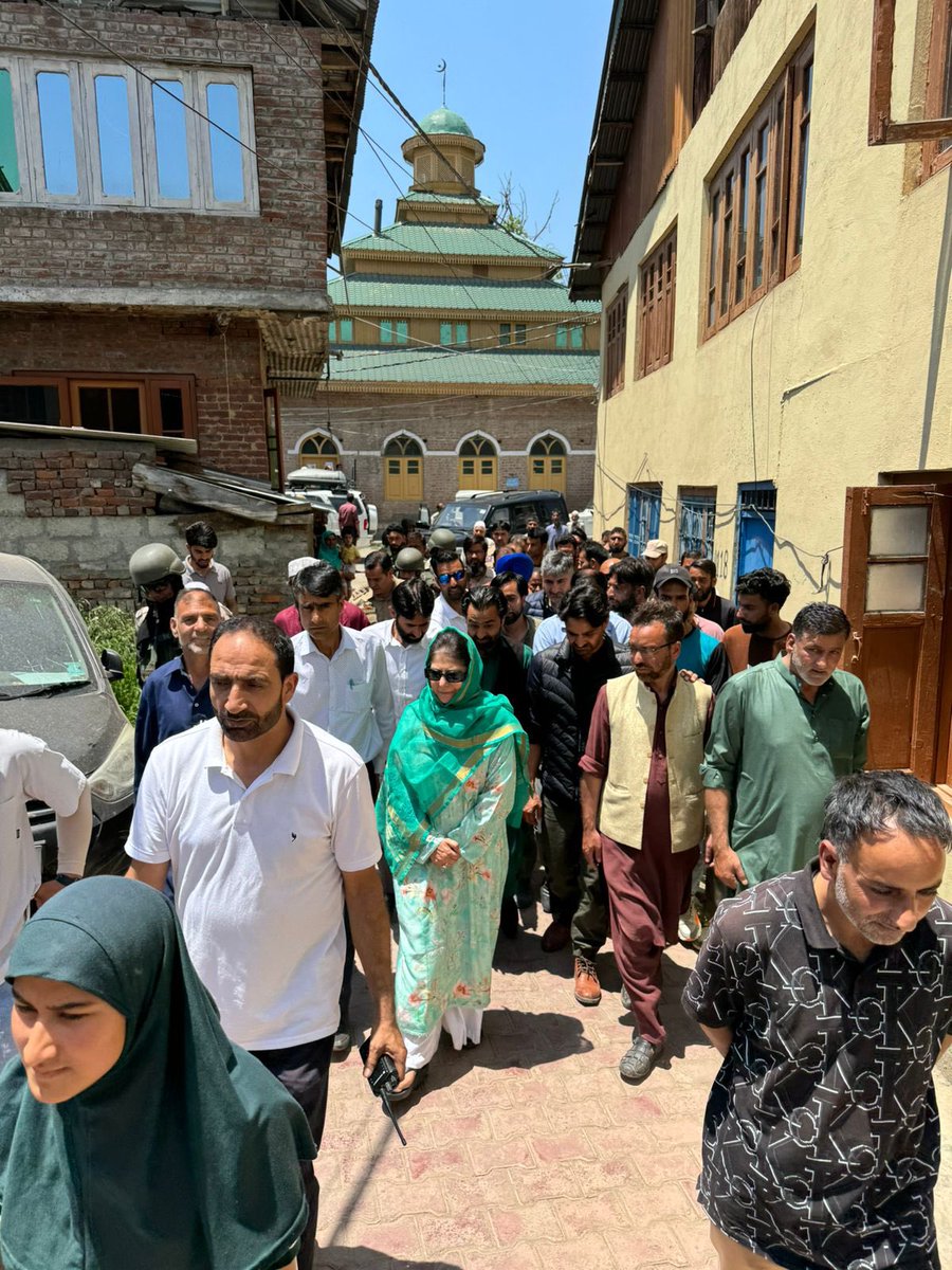 Party President Ms.Mehbooba Mufti visited Malikpora, Chatpora, and Dangerpora in Pulwama town to offer heartfelt condolences and share in the grief of the families who have lost their loved ones. We pray for their strength and peace.