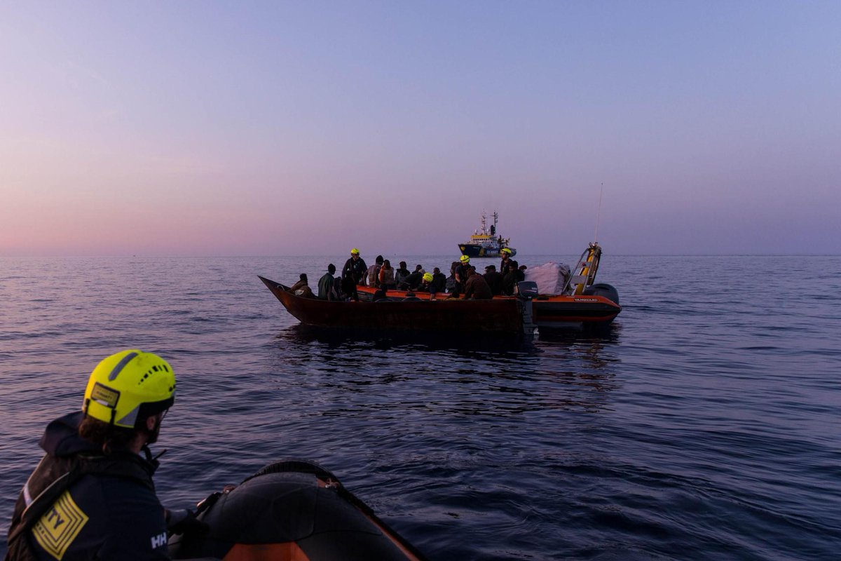 soshumanity_en's tweet photo. 🔴Breaking: This morning, our crew discovered a boat in distress: the 45 people on board were not wearing life jackets, the engine had failed and it smelled of fuel. We are very sad that our help unfortunately came too late for one baby, whose dead body we recovered. 1/3 https://t.co/ILqb99ro5Z