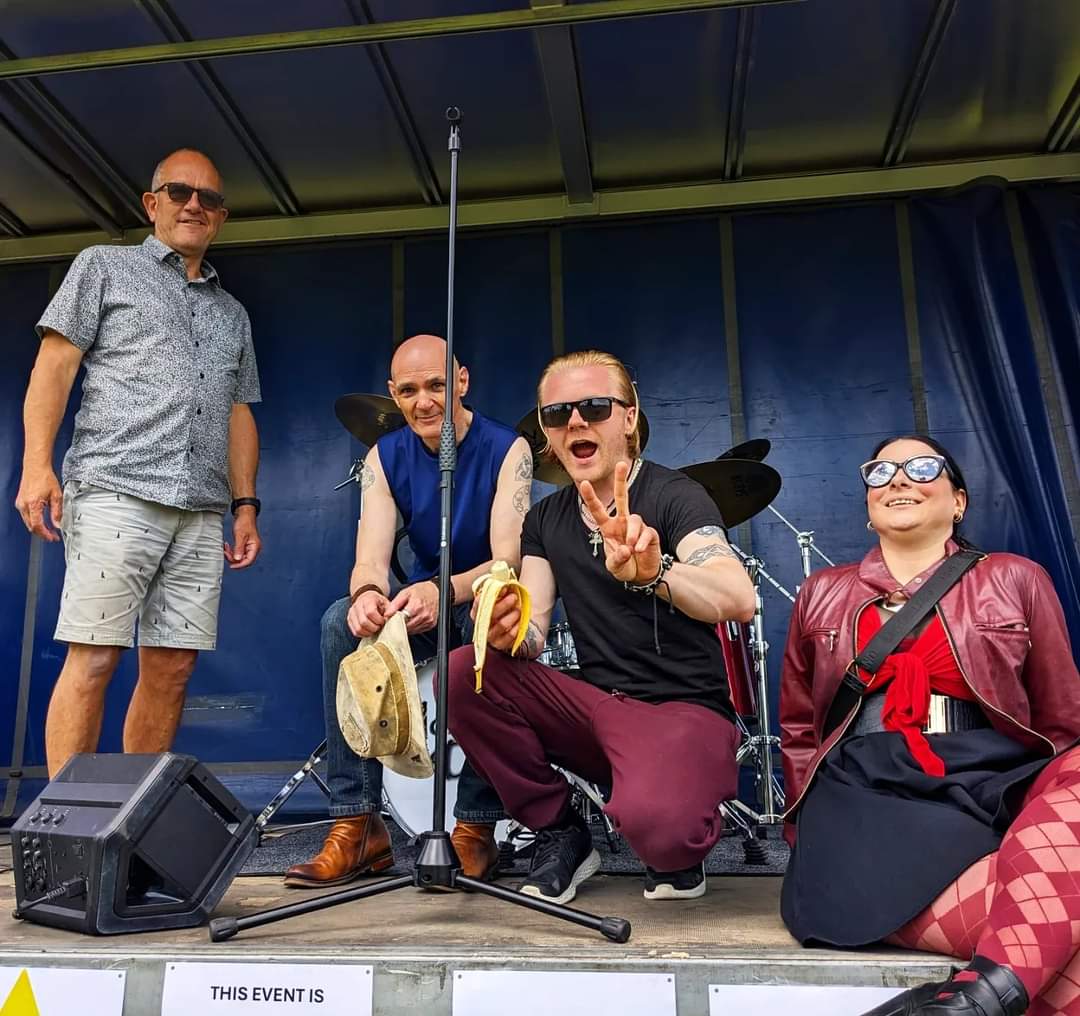 Aaronbartlett92's tweet photo. Bananas are good 😝
#bandpics #bandantics #hornblowerdown #band #bandselfie #rockband #rockmusic #viral #openairgig #liveshow #livemusic #groupphoto #banana #music #musiclovers https://t.co/01lcchLWFc