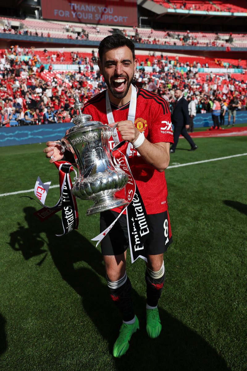📊 DID YOU KNOW ❔ 

Bruno Fernandes created 5 chances in the FA Cup final, while Phil Foden, Kevin De Bruyne, and Bernardo Silva combined for only 4 chances created.

Is he the best attacking midfielder in the world currently?