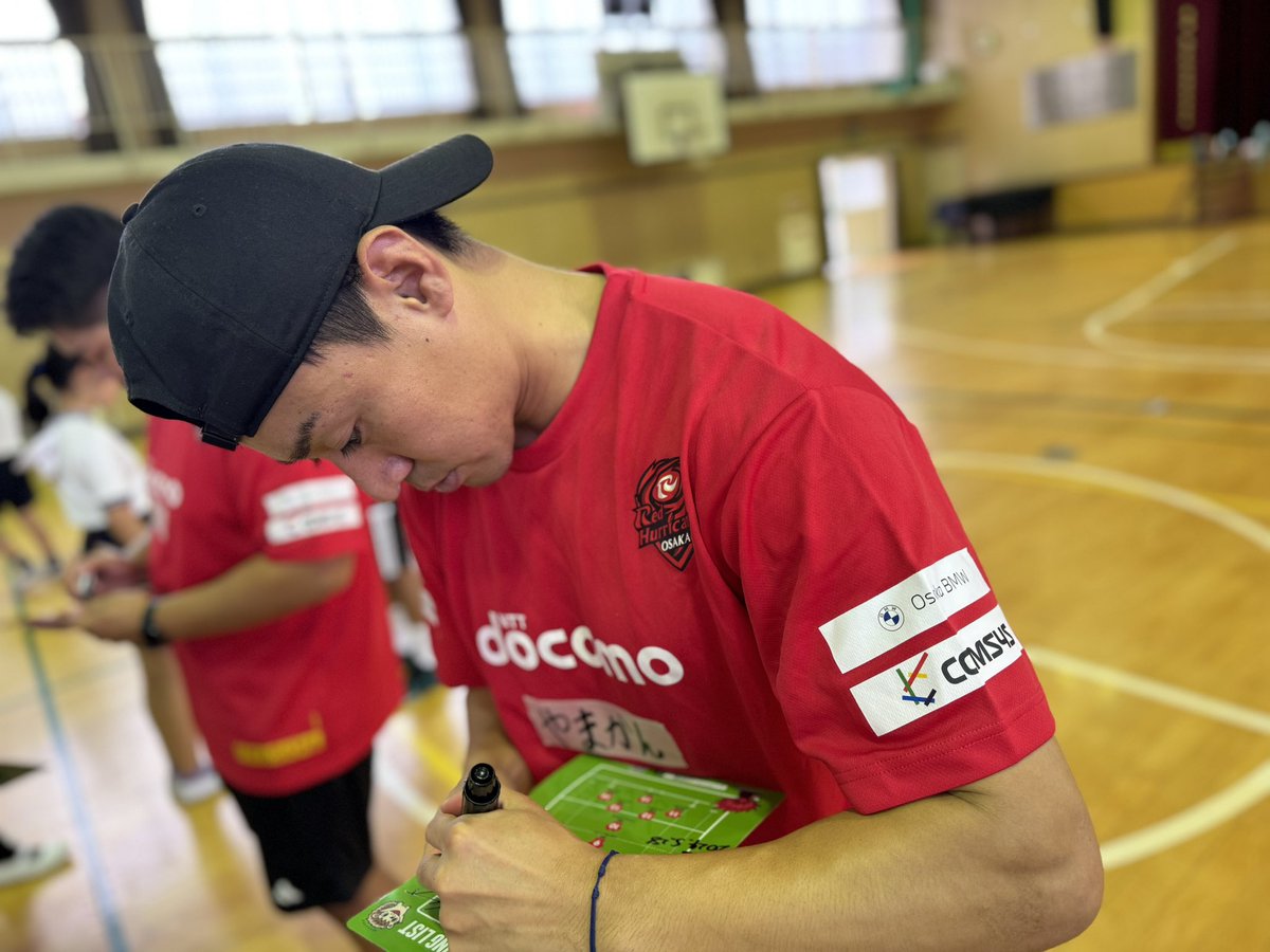 RedHurricanes's tweet photo. 大阪市主催 #夢授業 で鶴見小学校を訪問しました!
あいにくの天気で体育館での実施となりましたが、元気に楽しんでくれました!
鶴見小学校のみんな、おおきに〜📣
#レッハリ #osakaup
#comsys #osakabmw #lalaport #shintsusp https://t.co/Rj1JuHIswB