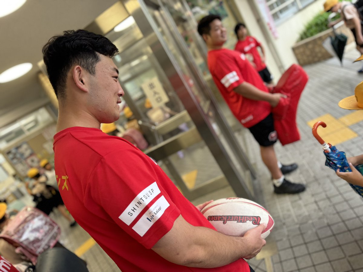 RedHurricanes's tweet photo. 大阪市主催 #夢授業 で鶴見小学校を訪問しました!
あいにくの天気で体育館での実施となりましたが、元気に楽しんでくれました!
鶴見小学校のみんな、おおきに〜📣
#レッハリ #osakaup
#comsys #osakabmw #lalaport #shintsusp https://t.co/Rj1JuHIswB