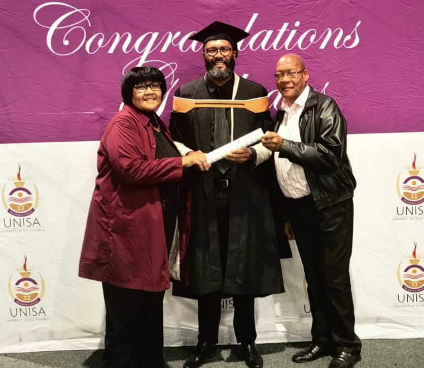 linomedia's tweet image. Age with parents is irrelevant. With a stern look, ‘LET ME FIX IT!’ so glad I could have them with me for this #BAHONS Integrated Organisational Communication obtained @unisa …entirely dedicated to them ❤️👨🏽‍🎓