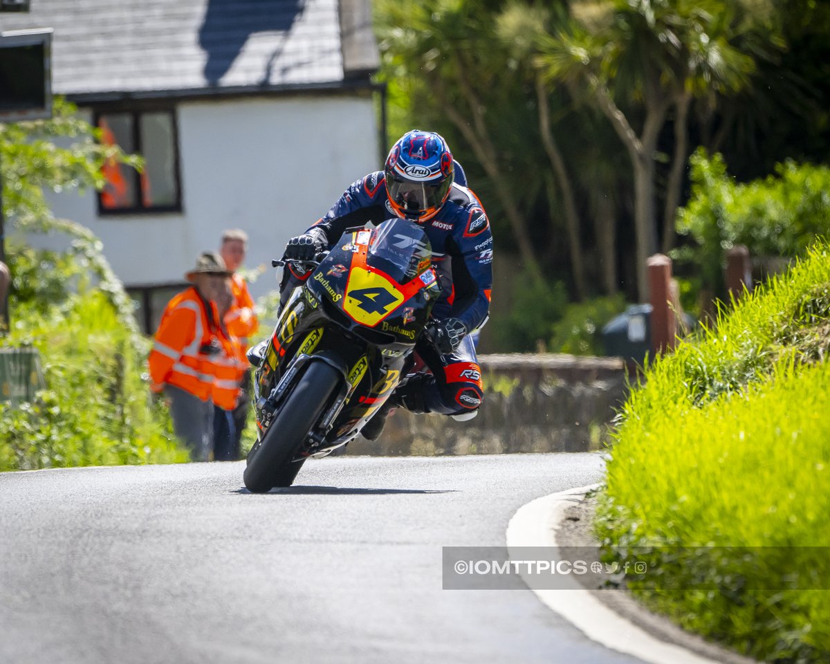 Lucky lad Johnny Barton got to take the newcommers around yesterday on Michael Rutters RCV - Just hope he didn't get landed with the bill for running it for one lap! #iomtt #ttraces #iomttraces #lovett