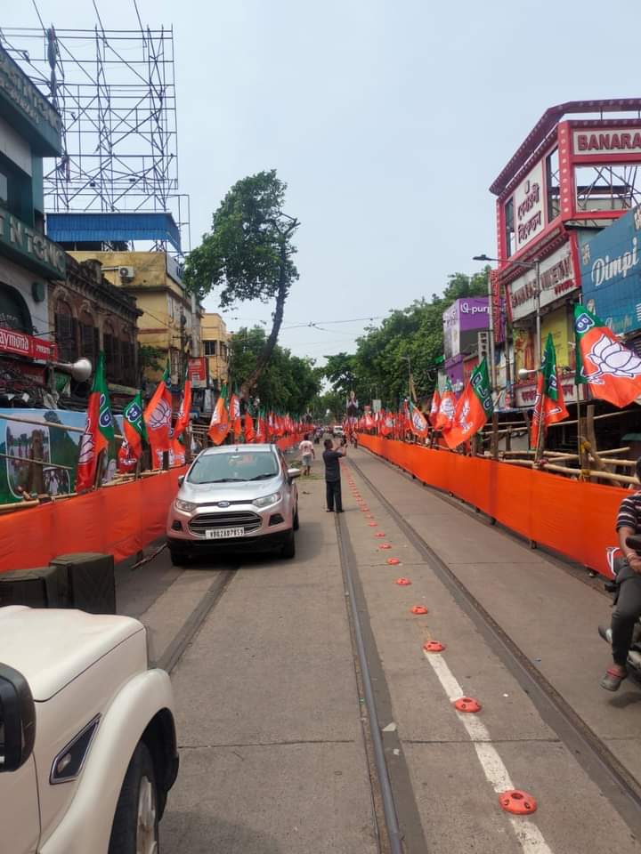 A already narrow road has been made narrower to project inflated crowd in the '1.8 km-long' roadshow of our non-biologically born prime minister. Ninja propaganda techniques! #LokSabhaElections2024