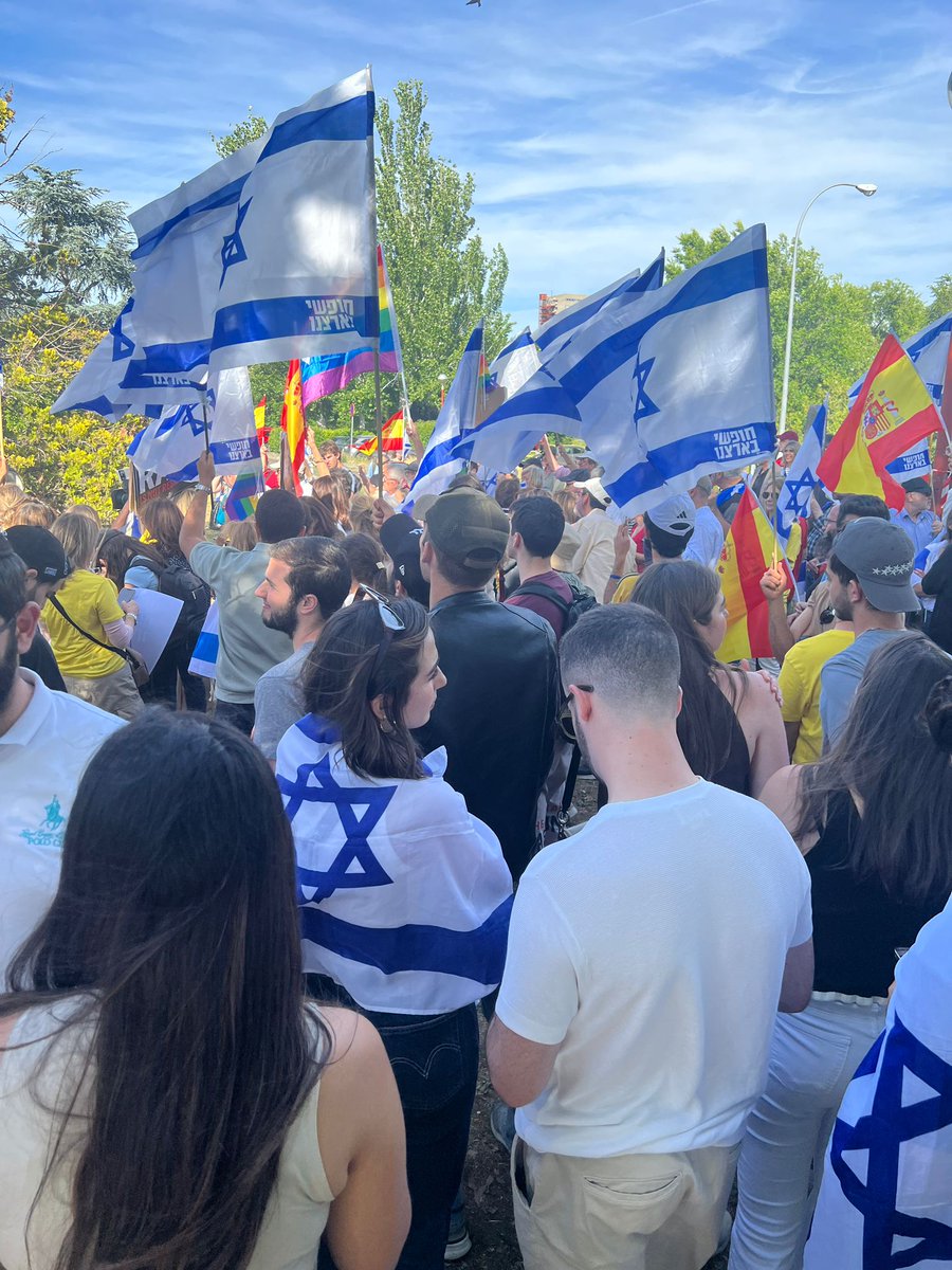 Cientos de madrileños salieron a la calle para reclamar la liberación de los 125 rehenes secuestrados por Hamas, condenar las violaciones y la violencia de género como arma de guerra practicada por Hamas y denunciar el aumento de las manifestaciones antisemitas en España.