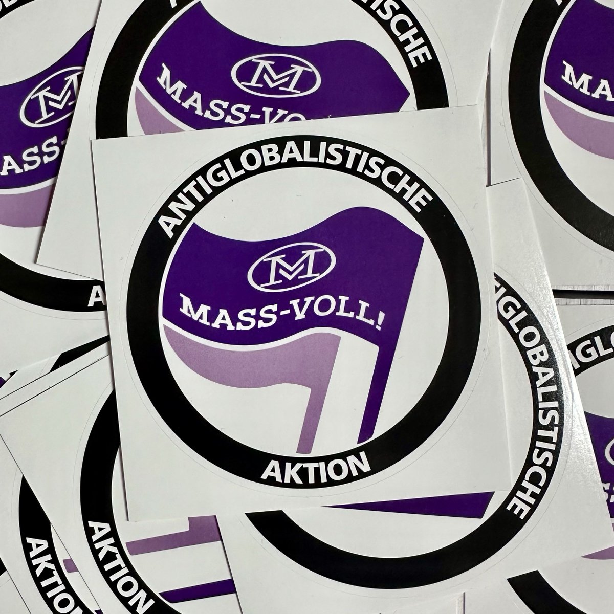 🇨🇭 NEU: Antiglobalistische Aktion! 

Die Globalisten, Feinde der Nationalstaaten und ihrer Souveränität, rauben den Völkern der Welt die Freiheit. Wir stellen uns denen entgegen! ✊🏻

Bestellt JETZT unsere neuen Sticker und helft mit, die Schweiz wachzurütteln! 💜

👉🏻 Hier: