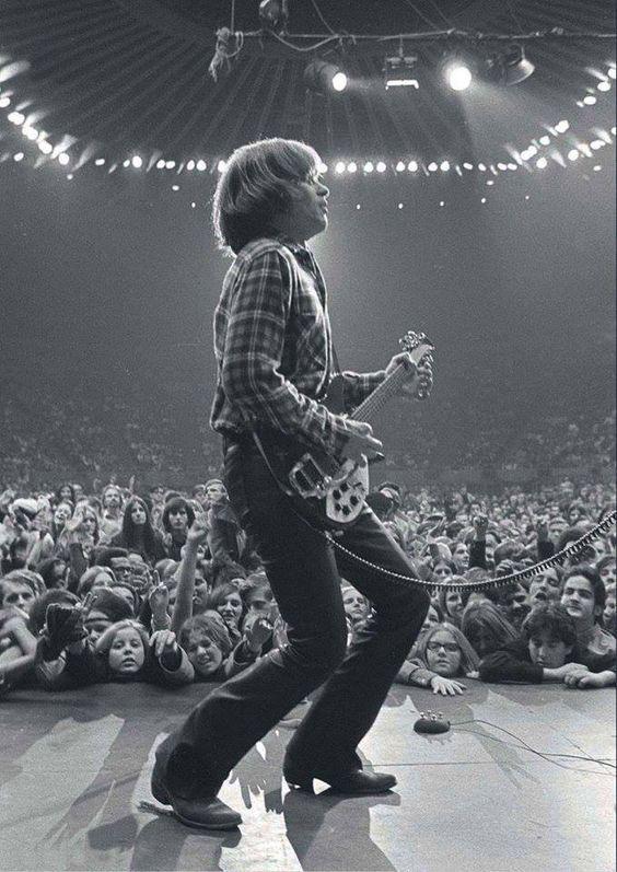 Happy 79th Birthday to the legendary musician and singer-songwriter #JohnFogerty 🎉
#CreedenceClearwaterRevival 
#ProudMary #BadMoonRising #DownOnTheCorner #FortunateSon #UpAroundTheBend #HaveYouEverSeenTheRain #TheOldManDownTheRoad