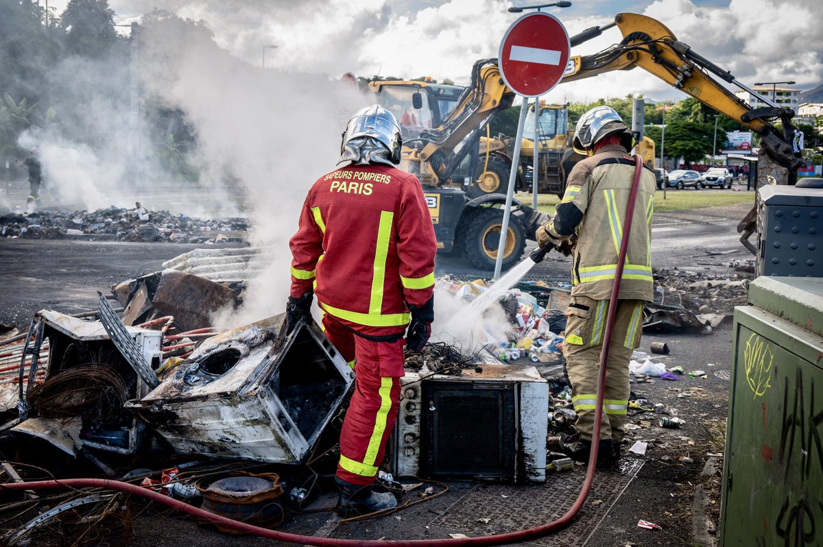 🧑‍🚒👮Sécurisation, gestion des incendies, déblaiement : toutes les forces @Interieur_Gouv travaillent collectivement pour un retour à la normale en #NouvelleCalédonie. Soutien à ces milliers de femmes et hommes qui s'engagent au quotidien au service des Calédoniens.