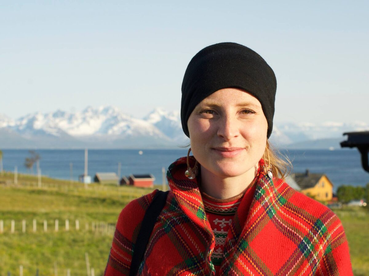 Ràdio Web MACBA (@radio_web_macba) on Twitter photo Nuevo #podcast 🏔️ <a href="/EvaFjellheim/">Eva Maria Fjellheim</a> pone el foco en el territorio de pastoreo de renos vital para el pueblo sámi, paisaje donde se inscriben sus rutas migratorias, cultura, modo de vivir y forma de relacionarse con la naturaleza rwm.macba.cat/es/podcasts/so… Hablamos de #colonialismoverde Nuevo #podcast 🏔️ <a href="/EvaFjellheim/">Eva Maria Fjellheim</a> pone el foco en el territorio de pastoreo de renos vital para el pueblo sámi, paisaje donde se inscriben sus rutas migratorias, cultura, modo de vivir y forma de relacionarse con la naturaleza rwm.macba.cat/es/podcasts/so… Hablamos de #colonialismoverde