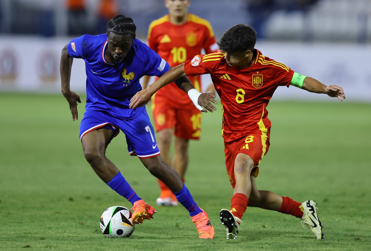 🇫🇷 Malgré 2 victoires en 3 matchs, l'équipe de France U17 de Rayane Messi est éliminée dès la phase de poules de l'EURO 2024. + d'infos ➡️ miniurl.be/r-5gnd