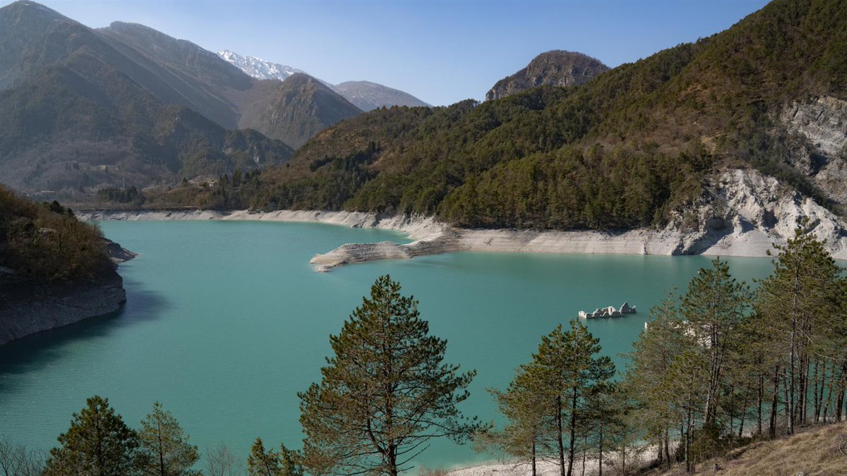 🚶 🚴 Sul lago di Tramonti puoi praticare la pesca sportiva e goderti passeggiate rilassanti o pedalate in valle  
Scopri di più su questo luogo dalle acque cristalline 👉  bit.ly/4dXfOxF
#iosonofvg #visitfvg