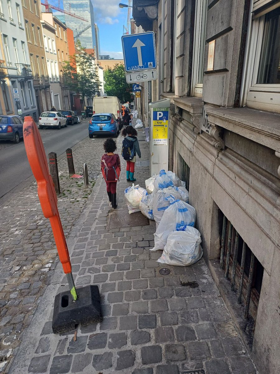 Vandaag lanceert walk de campagne #genoegvandetroep op de stoep. Met minder dan twee weken te gaan voor de verkiezingen, vragen we het gewest en de lokale overheden om actieplannen en budgetten om de trottoirs vrij te maken. 
Ook jij kan trop melden via walk.brussels/nl/genoeg-van-…