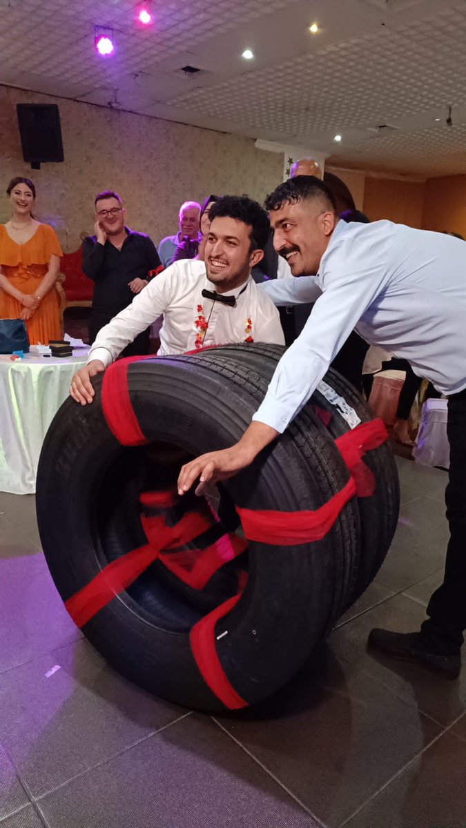 Adana'da tır şoförü 2 ağabey, kendileri gibi tır şoförü olan kardeşlerine düğününde altın yerine tır lastiği hediye etti.