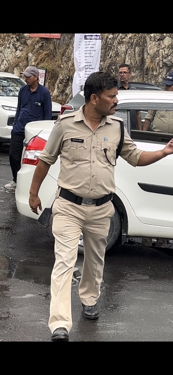 raj200864's tweet photo. #FollowTrafficRules
#UttarakhandTrafficPolice #UttarakhandPoliceCares
@pushkardhami @OfficeofDhami
#UKPoliceHaiSaath
@nainitalpolice_
ARUN LAL TAMTA G ko batta mazi karne ka Haq kisne diya hai sir https://t.co/D4OixA8JP8