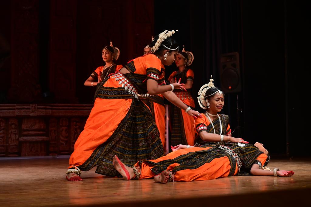 DPriyanka16's tweet photo. She gave him the task of watching the home door while she bathed. In the meantime, Shiva returned home, and Ganesh, unaware of Shiva's identity, stopped him. His audacity angered Shiva, and he severed Ganesh's head. 
#odissi #mythology#dance #odisha https://t.co/k88LOkg6RJ