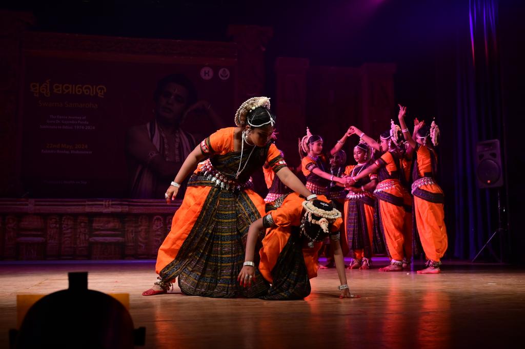 DPriyanka16's tweet photo. She gave him the task of watching the home door while she bathed. In the meantime, Shiva returned home, and Ganesh, unaware of Shiva's identity, stopped him. His audacity angered Shiva, and he severed Ganesh's head. 
#odissi #mythology#dance #odisha https://t.co/k88LOkg6RJ