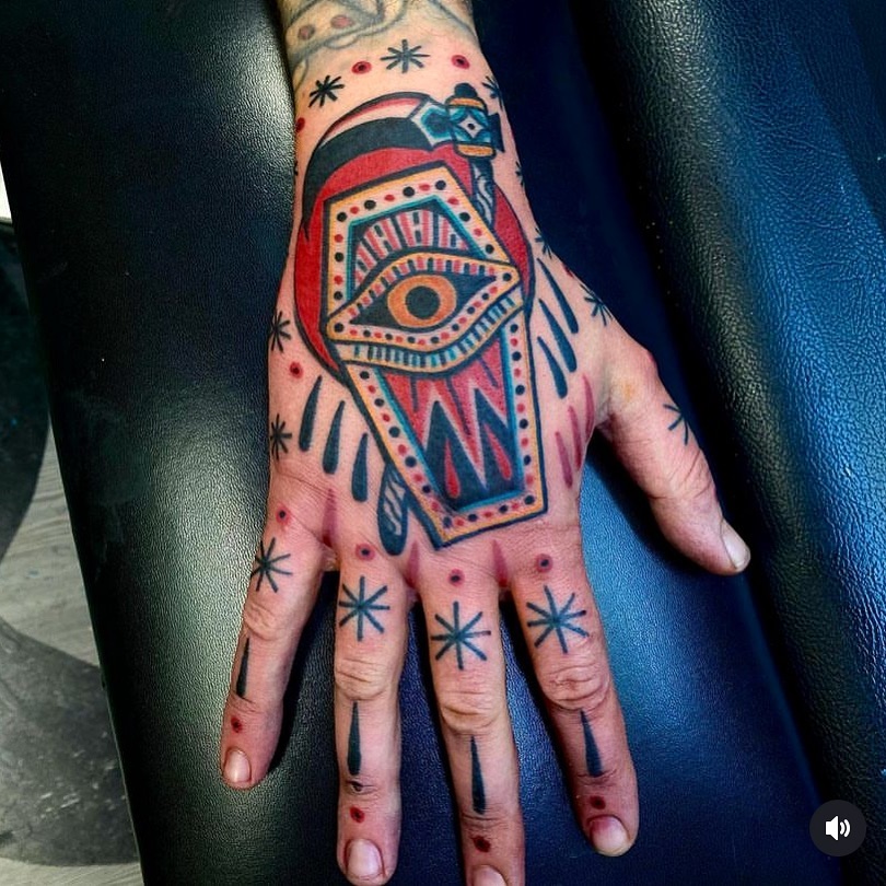 Check out this trad hand piece by Isra Almagro with Killer Ink tattoo supplies! #tattoo #tradtattoo