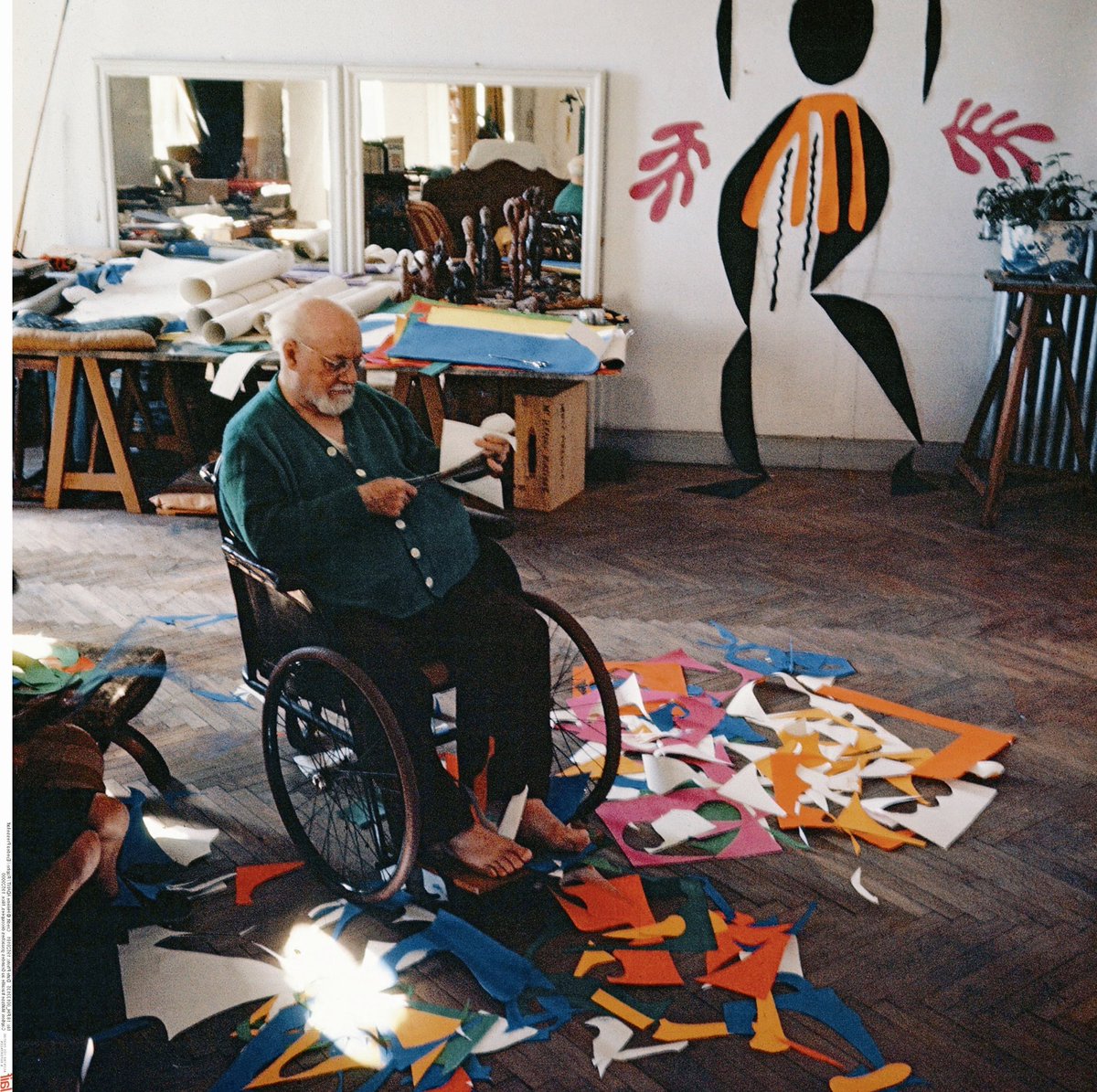 #fotodelgiorno: #HenriMatisse a Nizza nel suo studio nel 1952. Foto di Hélène Adant.