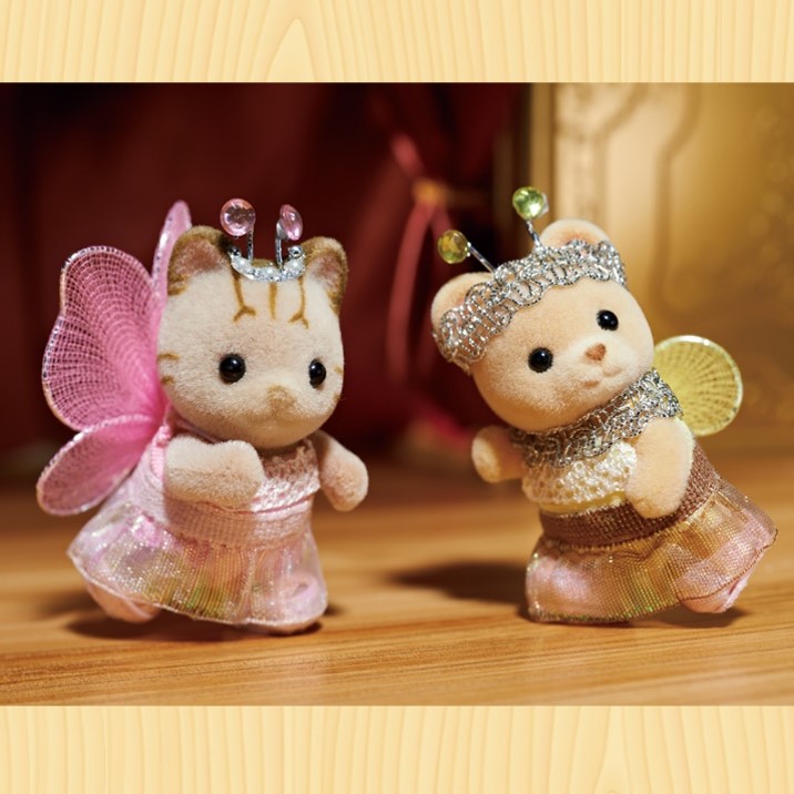 Apricot and Jason are putting on a show! ✨ Don’t they look cute in their butterfly costumes? 🦋 They sure do love performing for the villagers. #play #show #perfrmance #costume #fun #happy #sylvanianfamilies #sylvanianfamily #sylvanian #calicocritters #calico #dollhouse