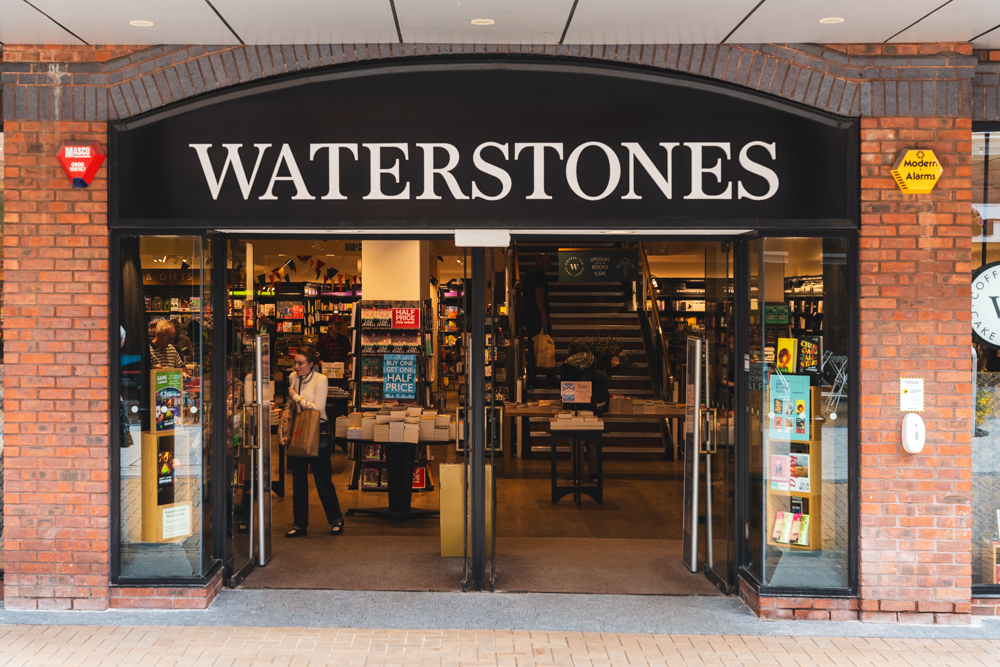 Half term is here!🌈 

Why not head to #waterstonessheffield with the kids to pick up a new book📚 and enjoy a drink and a bit of cake in their cafe?👌☕🍰

#orchardsquare #sheffield #sheffieldfamilies #sheffieldissuper #halftermfun #kidsofsheffield