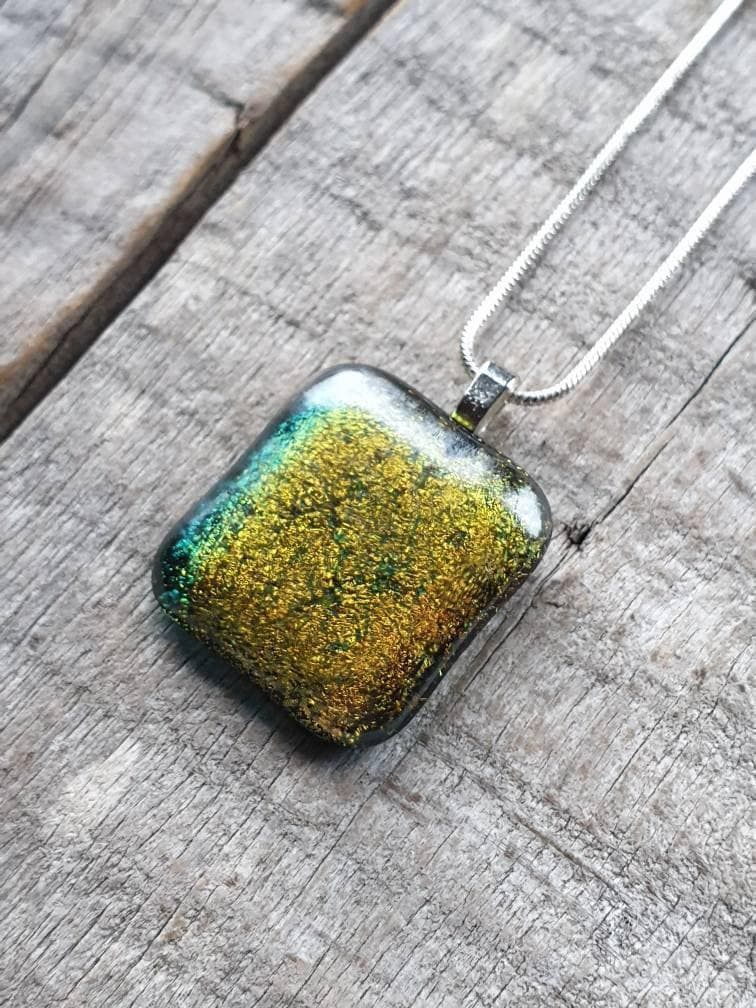 Beautiful shimmering and sparkling gold and green iridescent colours in this unique handcrafted necklace. #handmade #etsy #giftideas #shopindie #etsyuk buff.ly/3wSD7bq