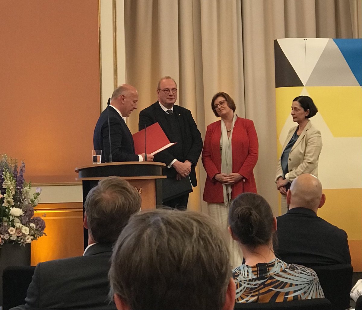 Die @bbaw_de und ich persönlich gratulieren zum #BerlinerWissenschaftspreis ganz herzlich unserem Mitglied Artemis Alexiadou @ZASBerlin @HumboldtUni und Kerem Böge von der @ChariteBerlin @RegBerlin @SenWGP @kaiwegner @CzyIna