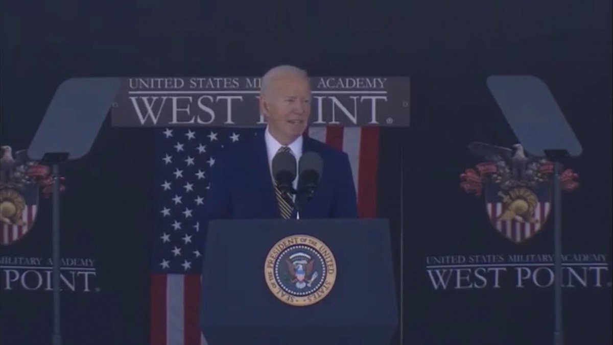 VjosaOsmaniPRKS's tweet photo. Cadets Andrin Vuthaj and Vesa Ibrahimi have graduated from @WestPoint_USMA, one of the world's most prestigious military academies. Their dedication and hard work have paid off, and we couldn’t be prouder of them!

At their graduation, @POTUS Joe Biden was there to congratulate these outstanding young leaders. They will bring their new skills and experiences back to @KSF_Kosova, ready to serve and protect their country.

This is what excellence looks like! 🇽🇰