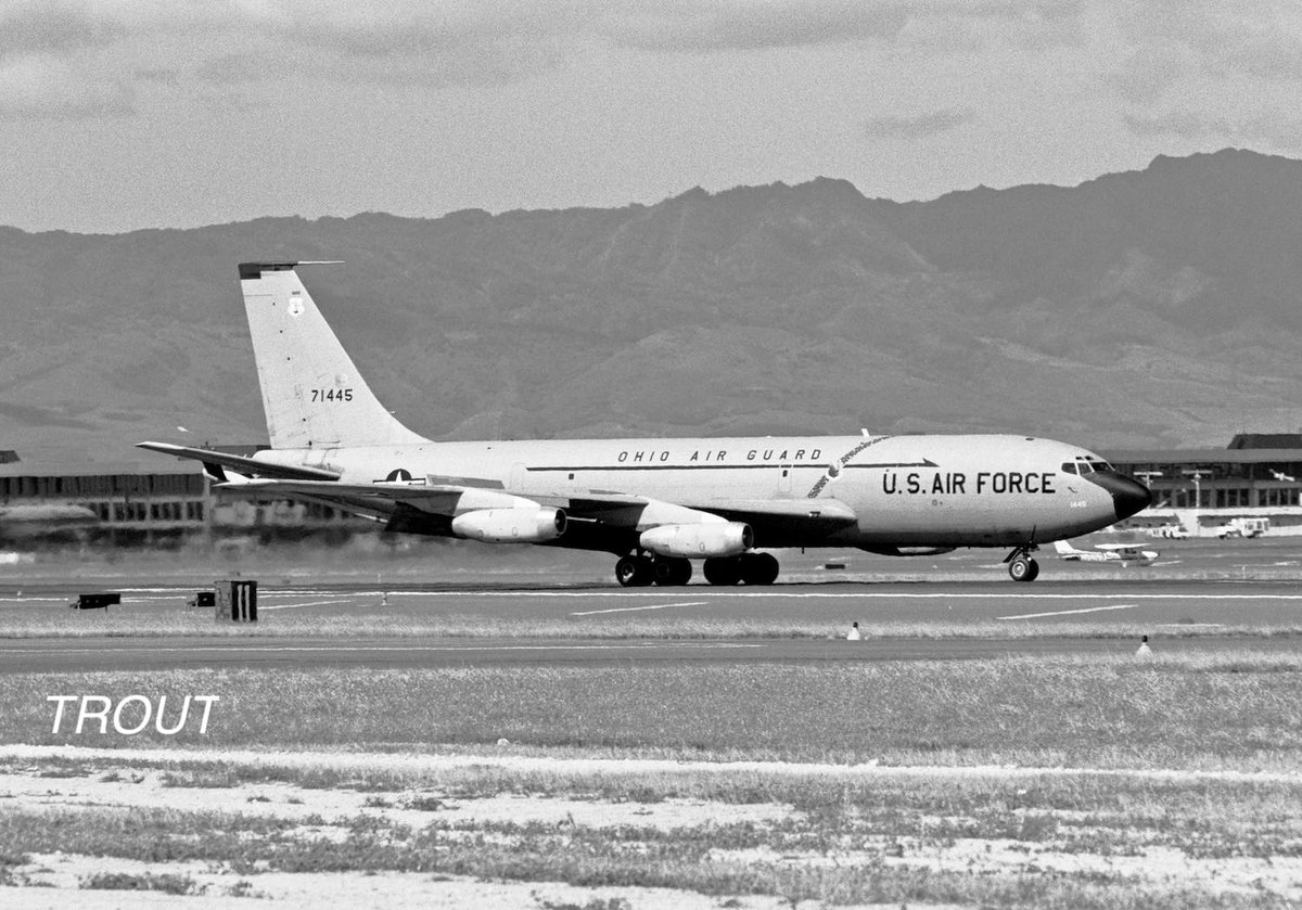 TROUT92241176's tweet image. #これを見た人は興奮した飛行機写真を貼る 
KC-135A 71445   Ohio Air National Guard 
棚ぼたで行った初めての海外旅行。ツアーを抜け出しホノルル空港のフェンス際へ！！１発目のシャッターはなんと見たこともないオハイオのKC-135ざんす〜〜😍 本国の飛行場はスッゲェな〜〜っと思いました。