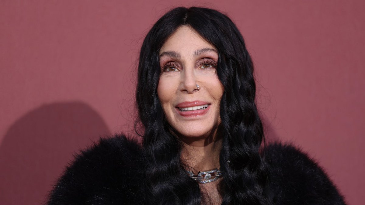From her nose ring to her driving gloves, Cher knows how to spice up an all-black outfit. vogue.cm/wjLIv3X