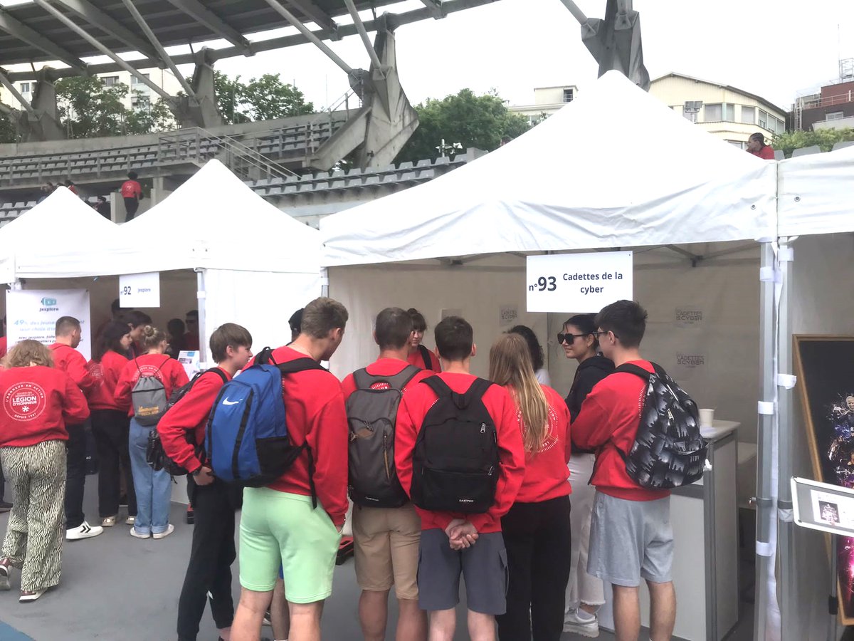 Mission accomplie : faire découvrir aux lycéens les parcours cyber – métiers d’avenir, au sein d’@armees_gouv lors des Olympiades de la Jeunesse🏆
Merci au @CEMA_FR et au @Gouv_mili_Paris pour leur venue sur notre stand !