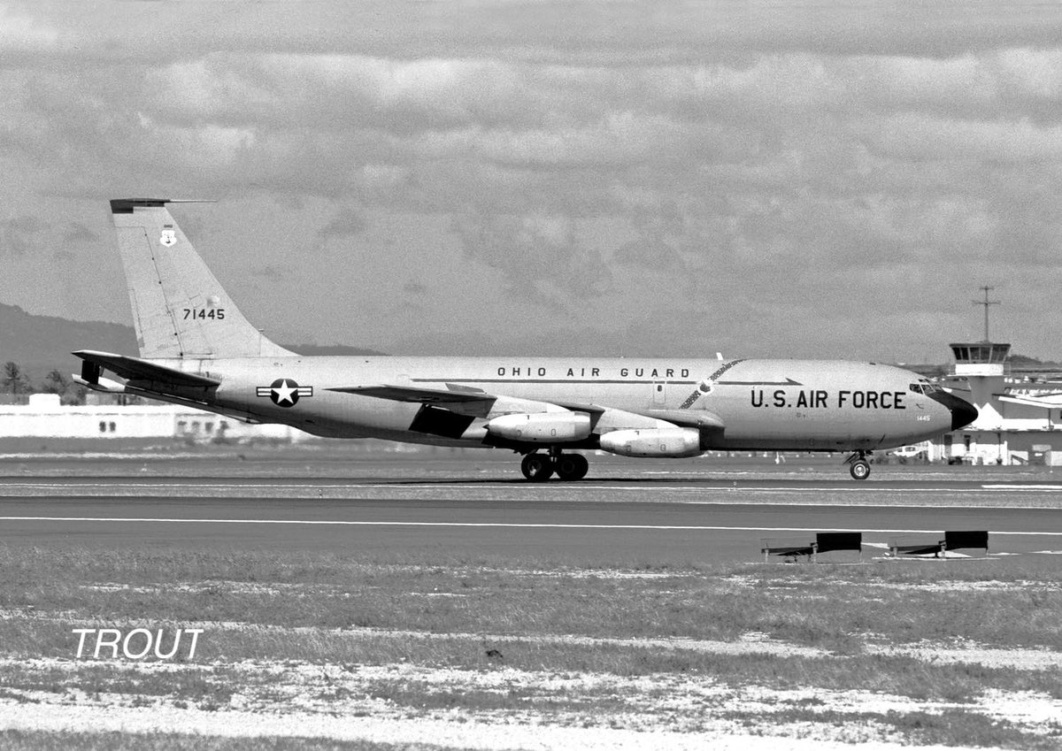 TROUT92241176's tweet image. #これを見た人は興奮した飛行機写真を貼る 
KC-135A 71445   Ohio Air National Guard 
棚ぼたで行った初めての海外旅行。ツアーを抜け出しホノルル空港のフェンス際へ！！１発目のシャッターはなんと見たこともないオハイオのKC-135ざんす〜〜😍 本国の飛行場はスッゲェな〜〜っと思いました。
