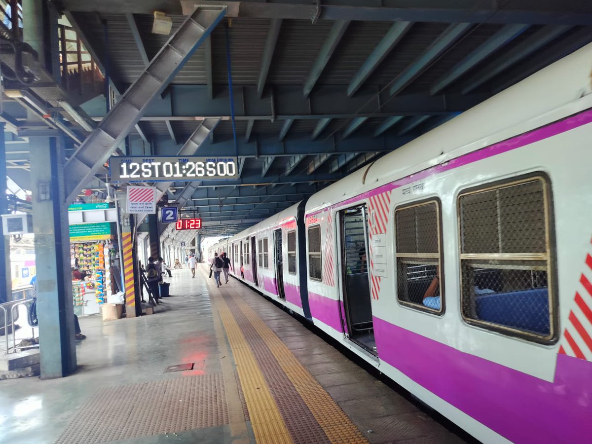 @RailMinIndia @RailwaySeva @WesternRly @drmbct Kindly instruct Motorman not to leave train before scheduled time.I and many lost another 20minutes for next train to CSMT from Andheri. chk watch and indicator timing. It is every day issue.